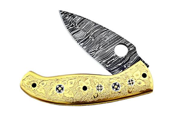 "Artisan Damascus Folding Knife – Crafted for Excellence and Timeless Beauty"
