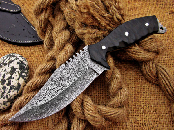 "Handmade Damascus Fixed Blade Hunting Knife – Unmatched Craftsmanship and Durability for the Ultimate Hunter"