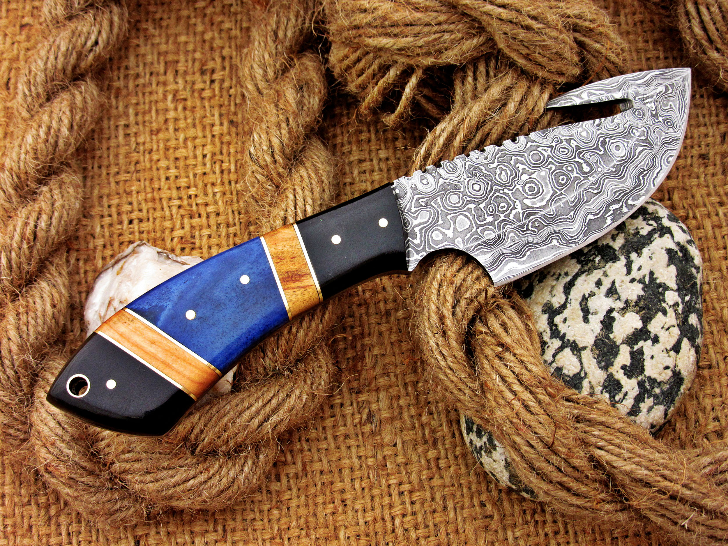 "Handmade Damascus Skinner Knife – Precision Craftsmanship and Superior Performance for Every Hunter"