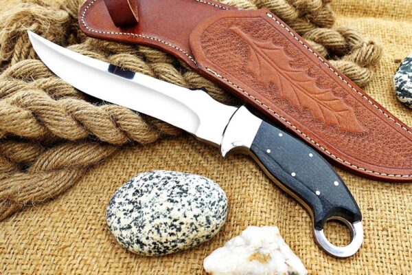 "Premium Stainless Steel Hunting Knife with Finger Hole – Enhanced Grip, Precision, and Durability for the Ultimate Outdoor Experience"