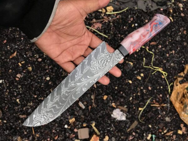 "Feather-Patterned Damascus Chef Knife with a Stunning Resin Handle: A Fusion of Artistry and Precision for the Culinary Master"