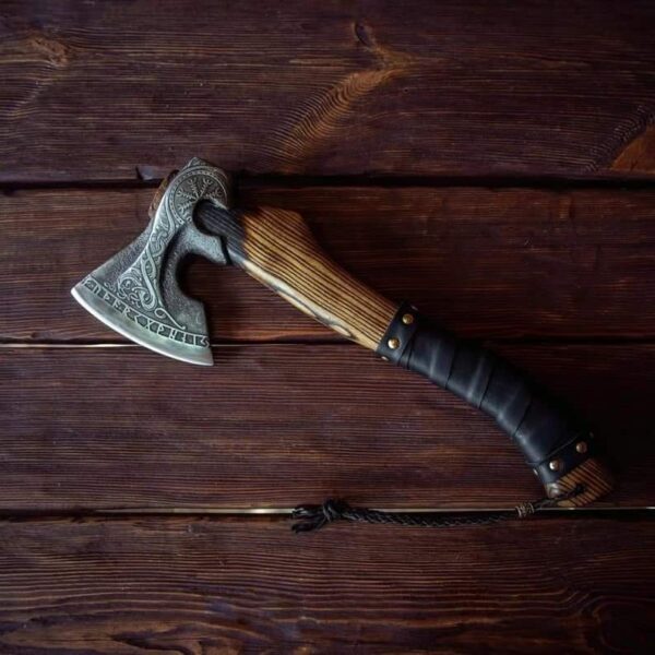"Custom Handmade Viking Axe – A Bold Combination of Ancient Warrior Spirit and Modern Craftsmanship for Unmatched Strength" - Image 4