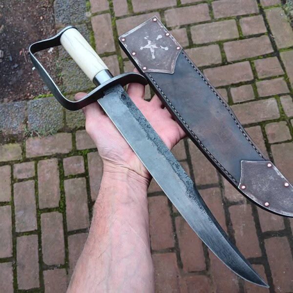 "Handmade Stainless Steel Hunting D-Guard Knife - Premium Craftsmanship for Superior Durability and Performance"