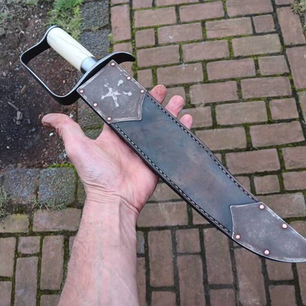 "Handmade Stainless Steel Hunting D-Guard Knife - Premium Craftsmanship for Superior Durability and Performance" - Image 5