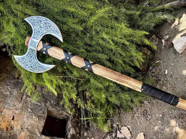 "Handmade Double-Headed Viking Axe in Premium Quality: A Masterpiece of Power and Craftsmanship"