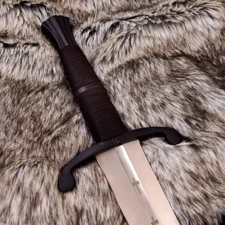 "Custom Handmade Steel Sword: A Perfectly Fitted Masterpiece of Craftsmanship and Precision"