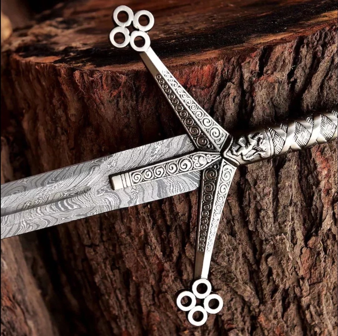 "Premium Quality Scottish Claymore Damascus Sword: Exquisite Craftsmanship with a Hand-Forged Damascus Steel Blade and Rosewood Handle" - Image 3
