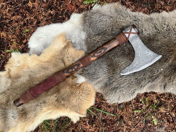 "Exquisite Craftsmanship: The Custom Handmade Hand-forged Axe in Premium Quality for Ultimate Strength and Precision"