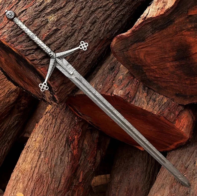 "Premium Quality Scottish Claymore Damascus Sword: Exquisite Craftsmanship with a Hand-Forged Damascus Steel Blade and Rosewood Handle"