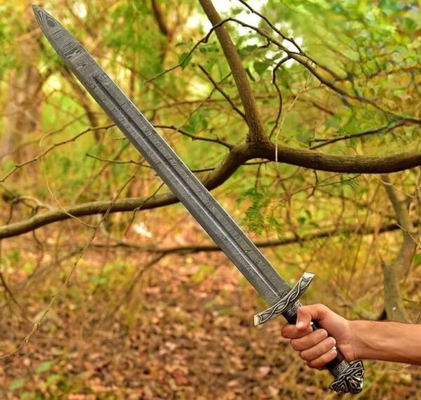"Custom Handmade Forge Damascus Viking Sword – Premium Quality Craftsmanship for the Modern Warrior" - Image 4